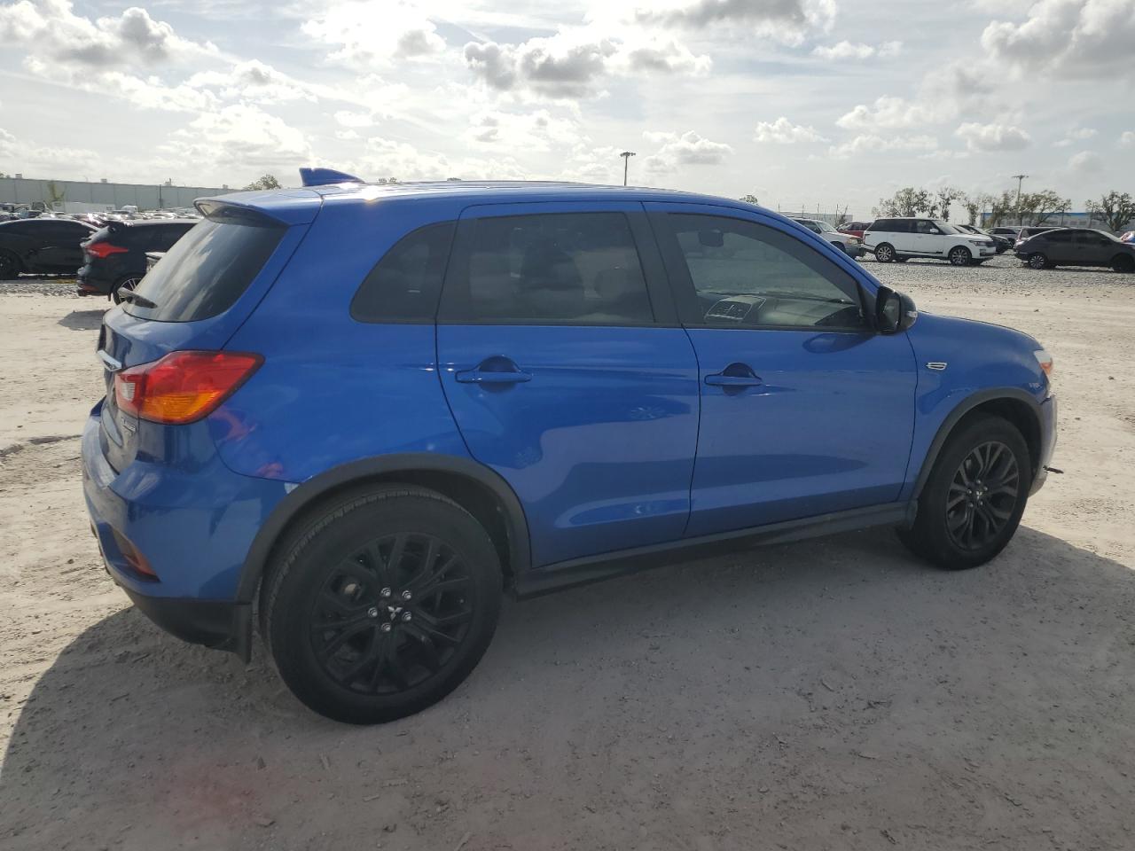 2018 Mitsubishi Outlander - Image 3