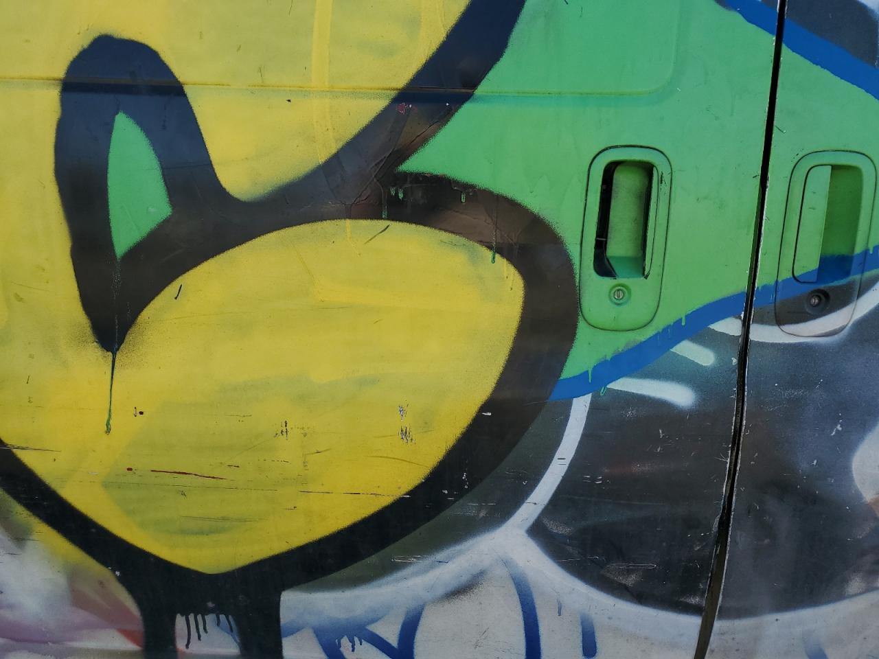 2005 Chevrolet Express - Image 11