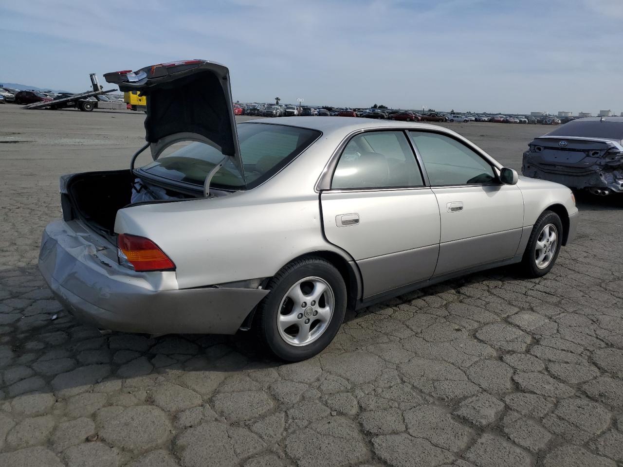 1999 Lexus ES - Image 3