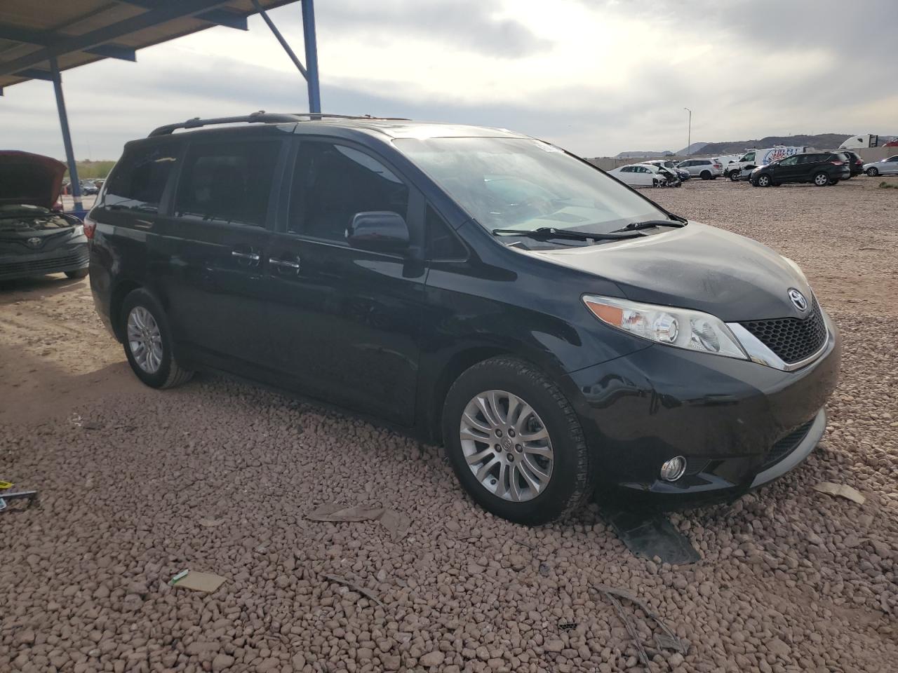 2017 Toyota Sienna - Image 4
