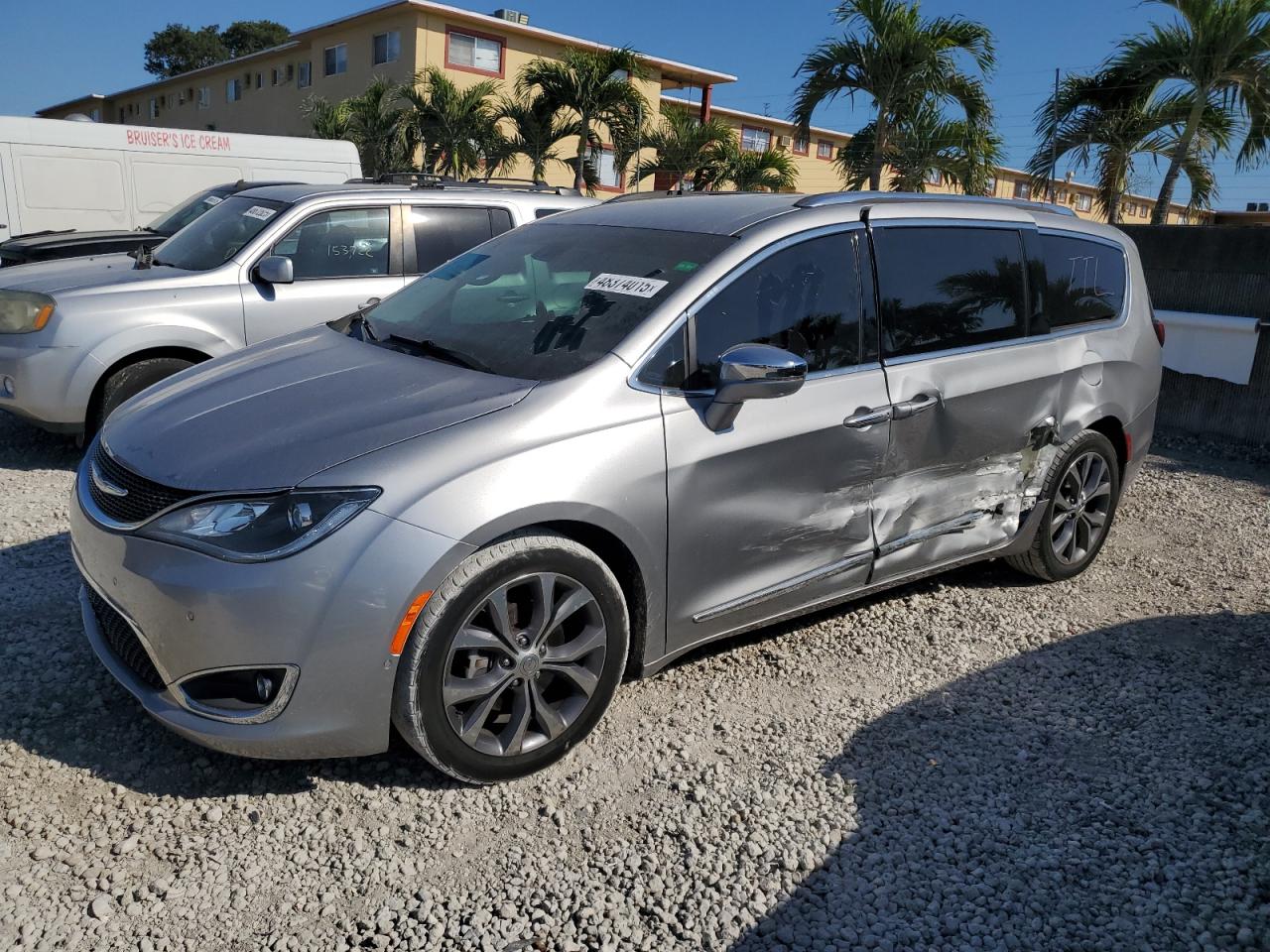 2017 Chrysler Pacifica Limited na sprzedaż w Opa Locka, FL - Side