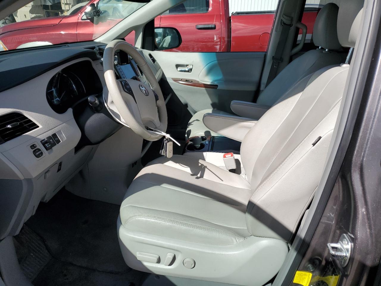 2012 Toyota Sienna - Image 8