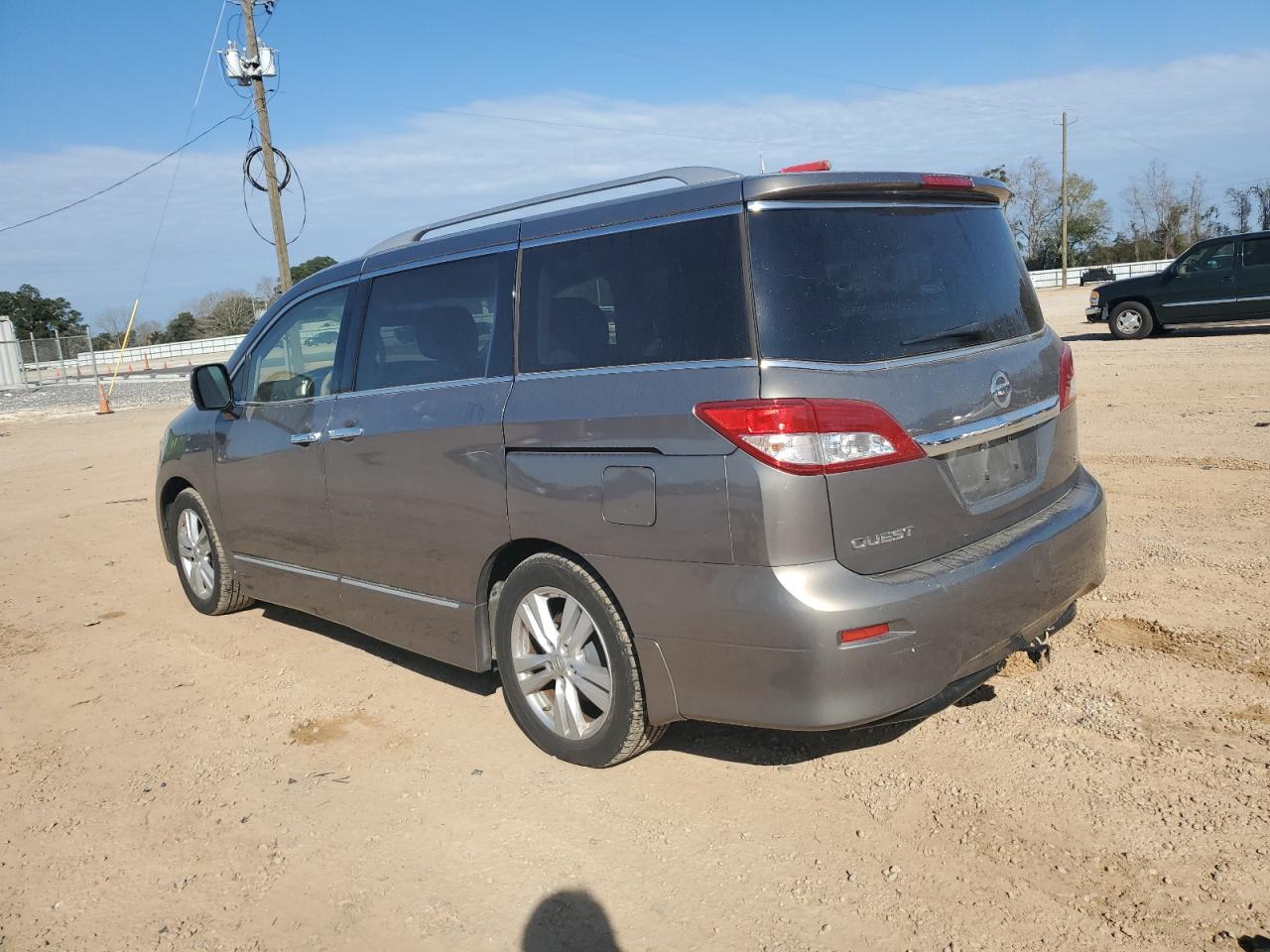 2015 Nissan Quest - Image 2