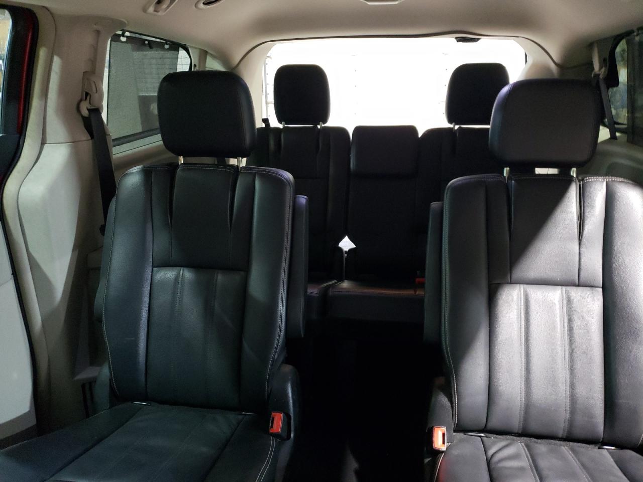 2013 Chrysler Town & Country - Image 10