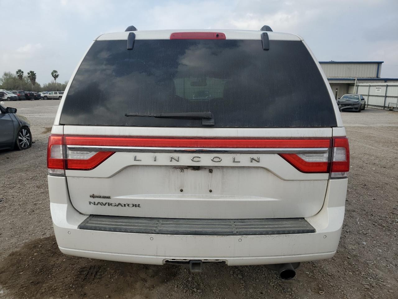 2017 Lincoln Navigator - Image 6