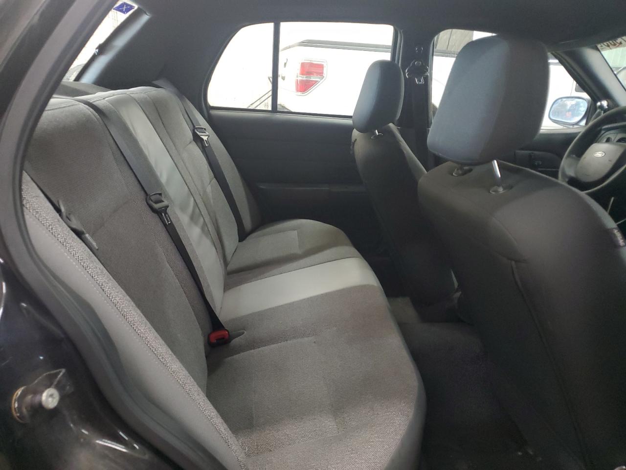 2010 Ford Crown Victoria - Image 11