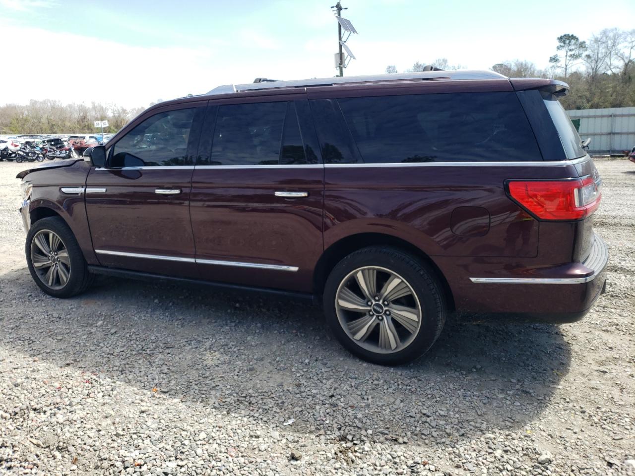 2018 Lincoln Navigator - Image 2