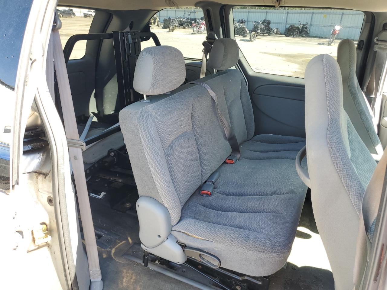 2005 Dodge Caravan - Image 11