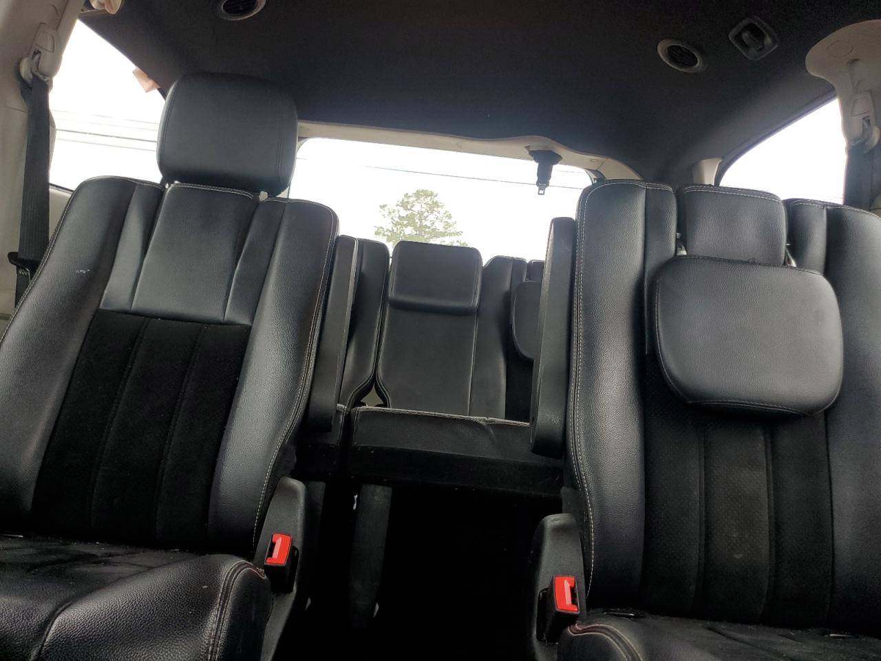 2017 Dodge Caravan - Image 10
