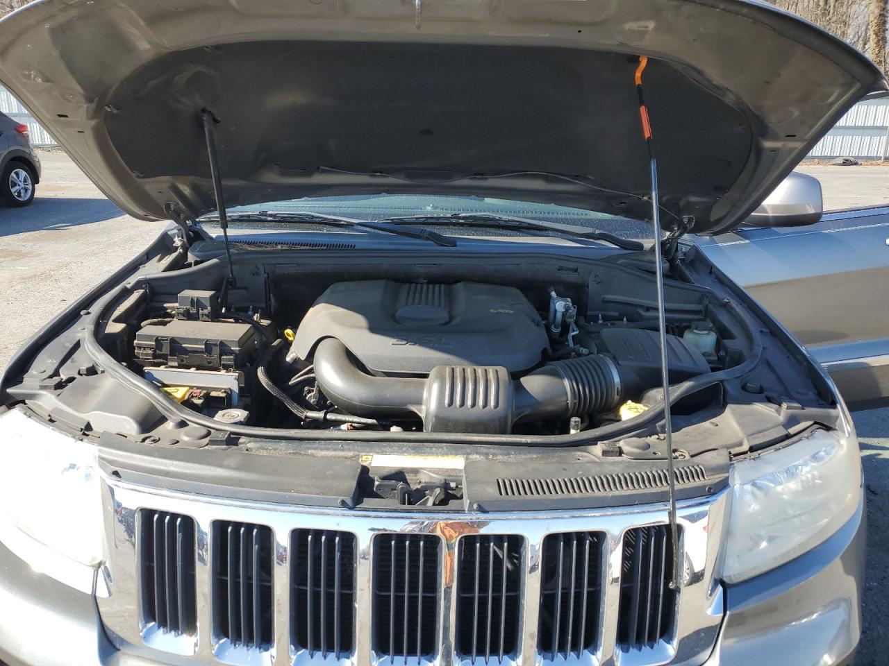 2011 Jeep Grand Cherokee - Image 13