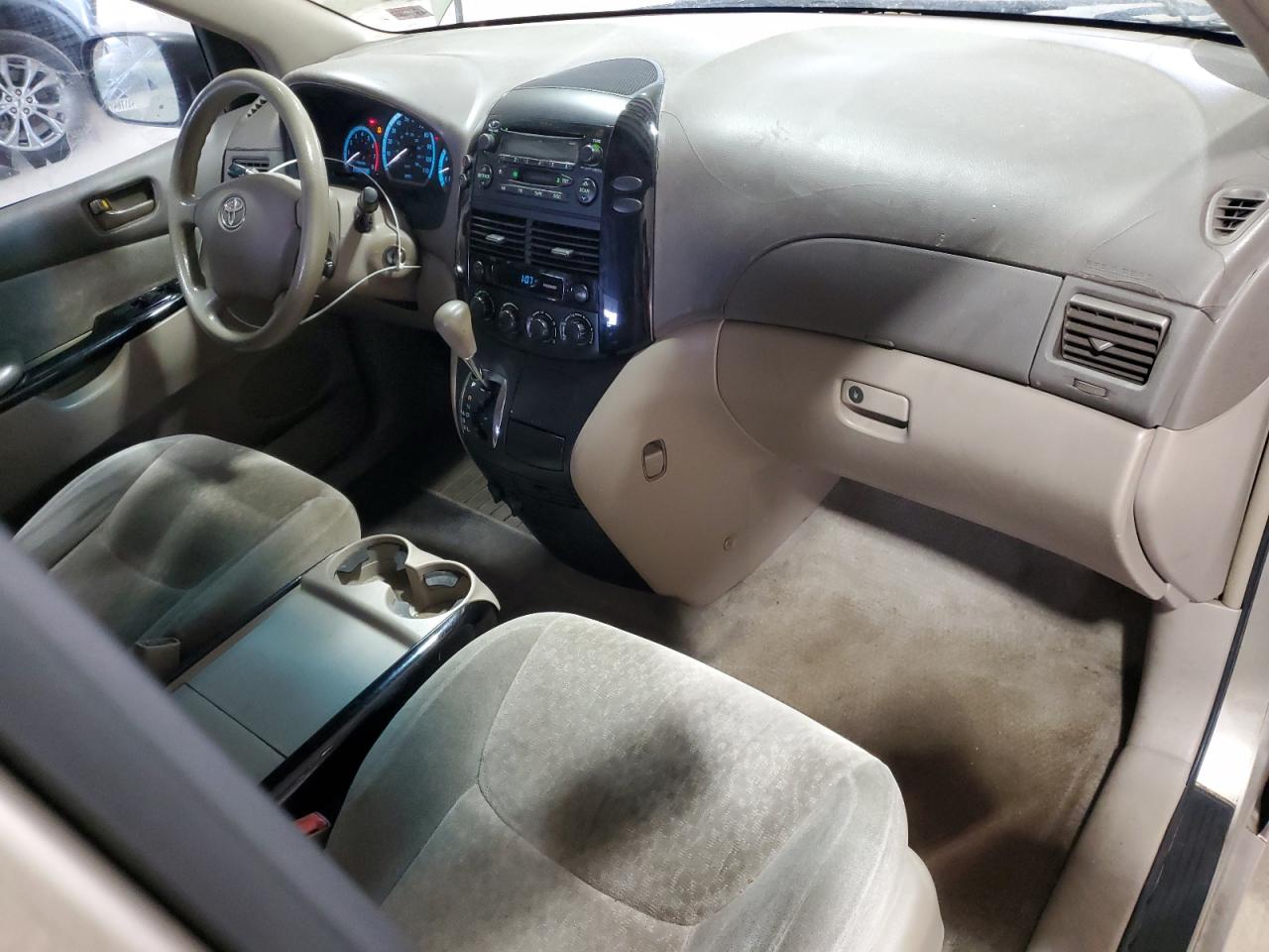 2004 Toyota Sienna - Image 8