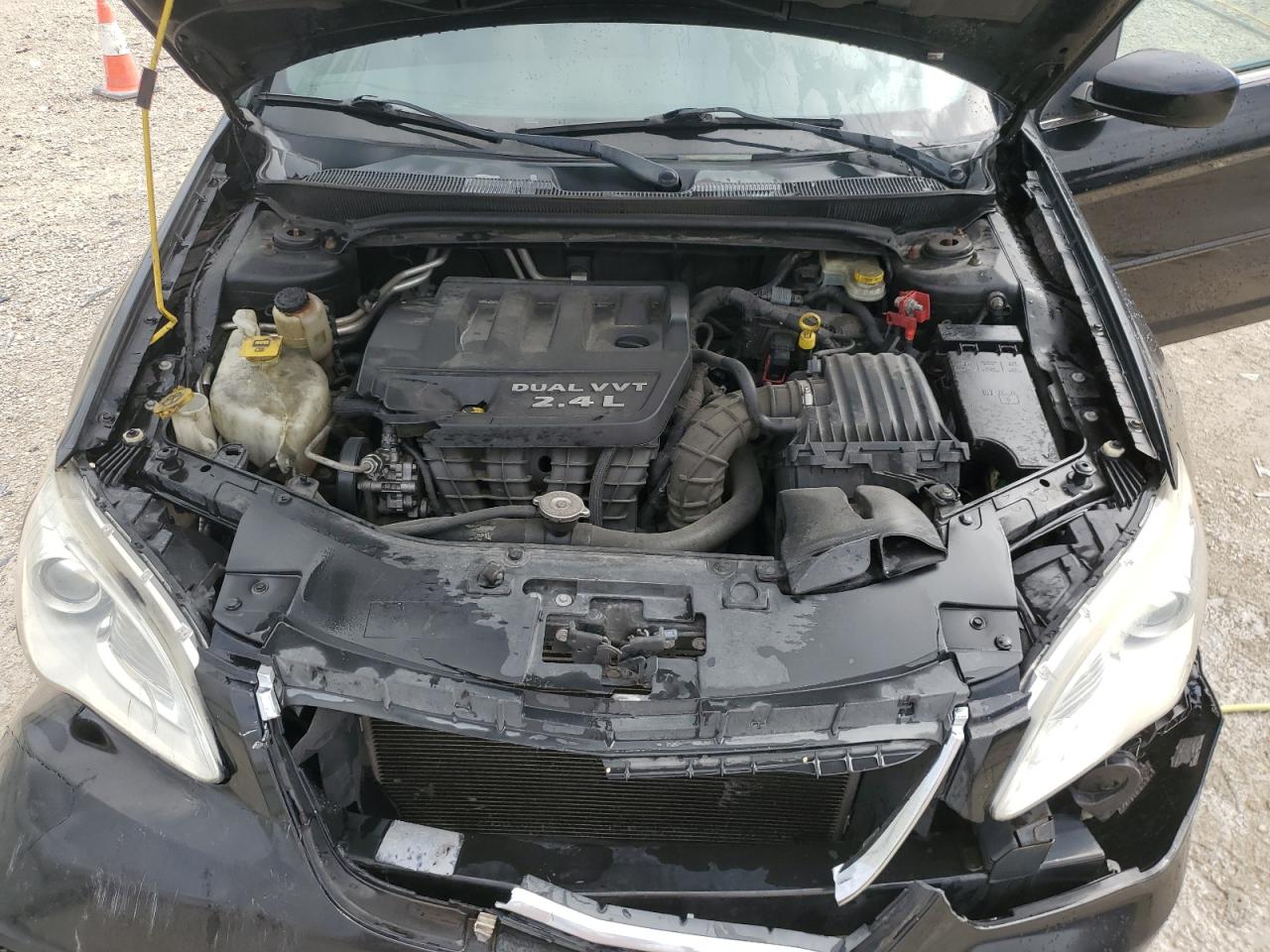 2013 Chrysler 200 - Image 11