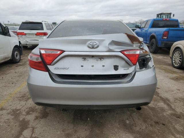 Sedans TOYOTA CAMRY 2015 Srebrny