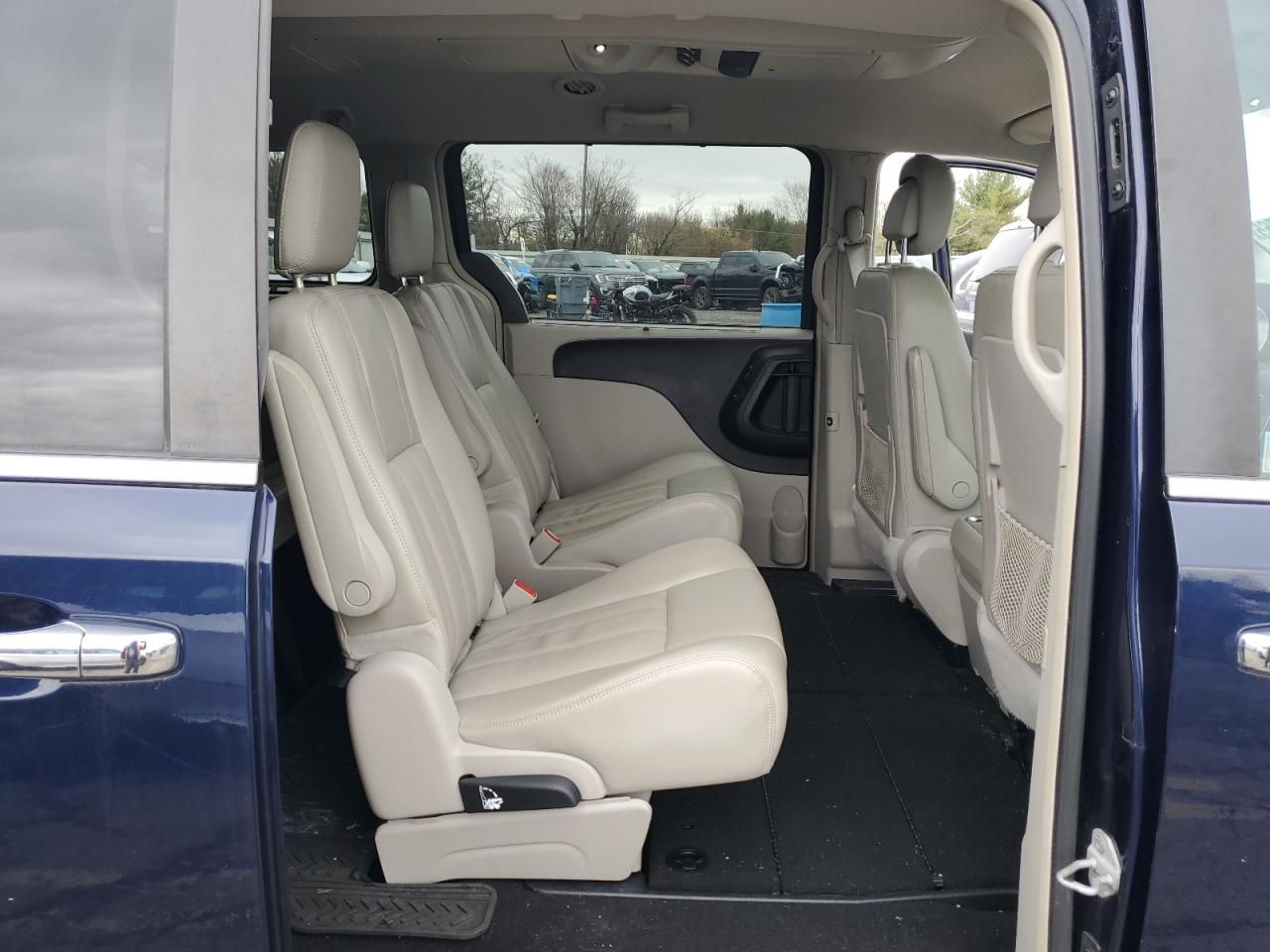 2013 Chrysler Town & Country - Image 11