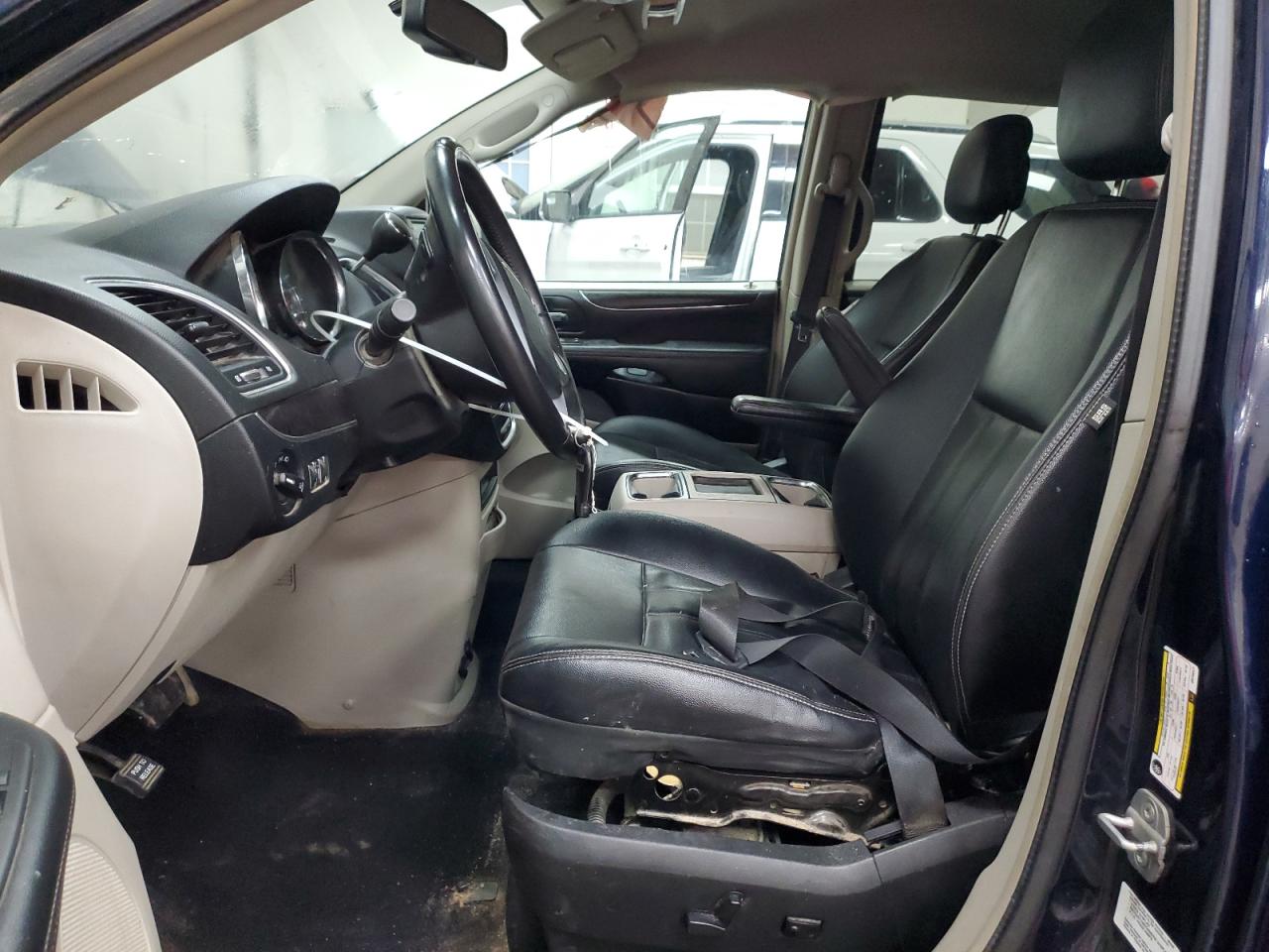 2013 Chrysler Town & Country - Image 7