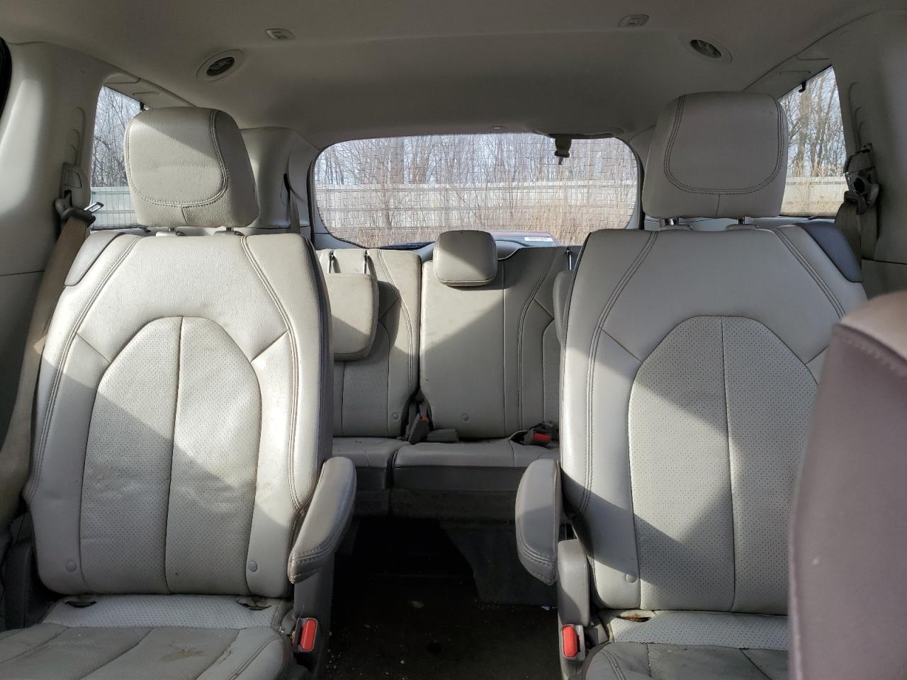 2017 Chrysler Pacifica - Image 10