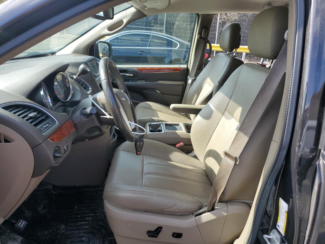 2015 Chrysler Town & Country - Image 7
