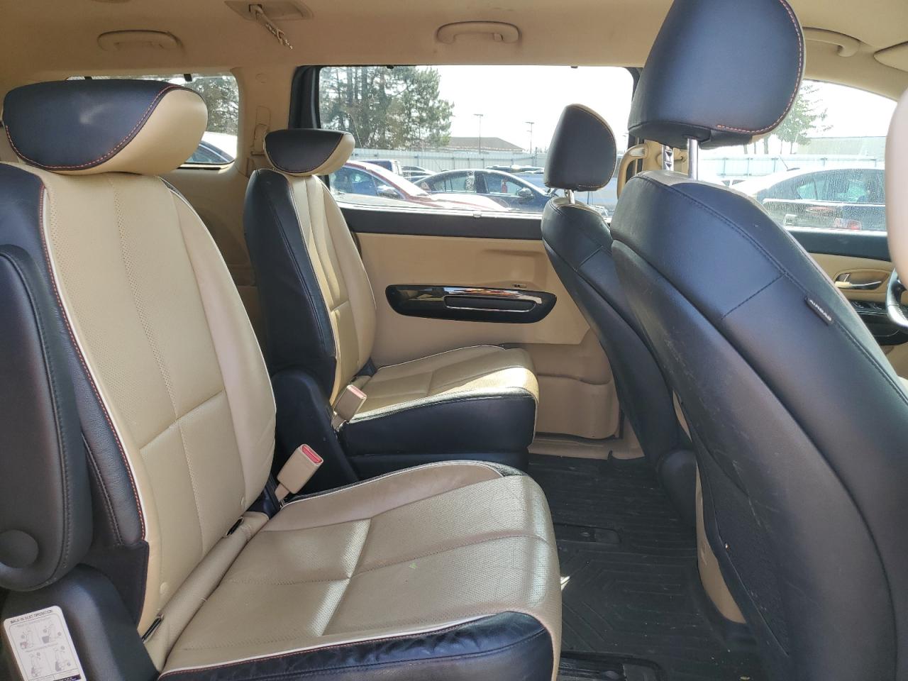 2015 Kia Sedona - Image 11