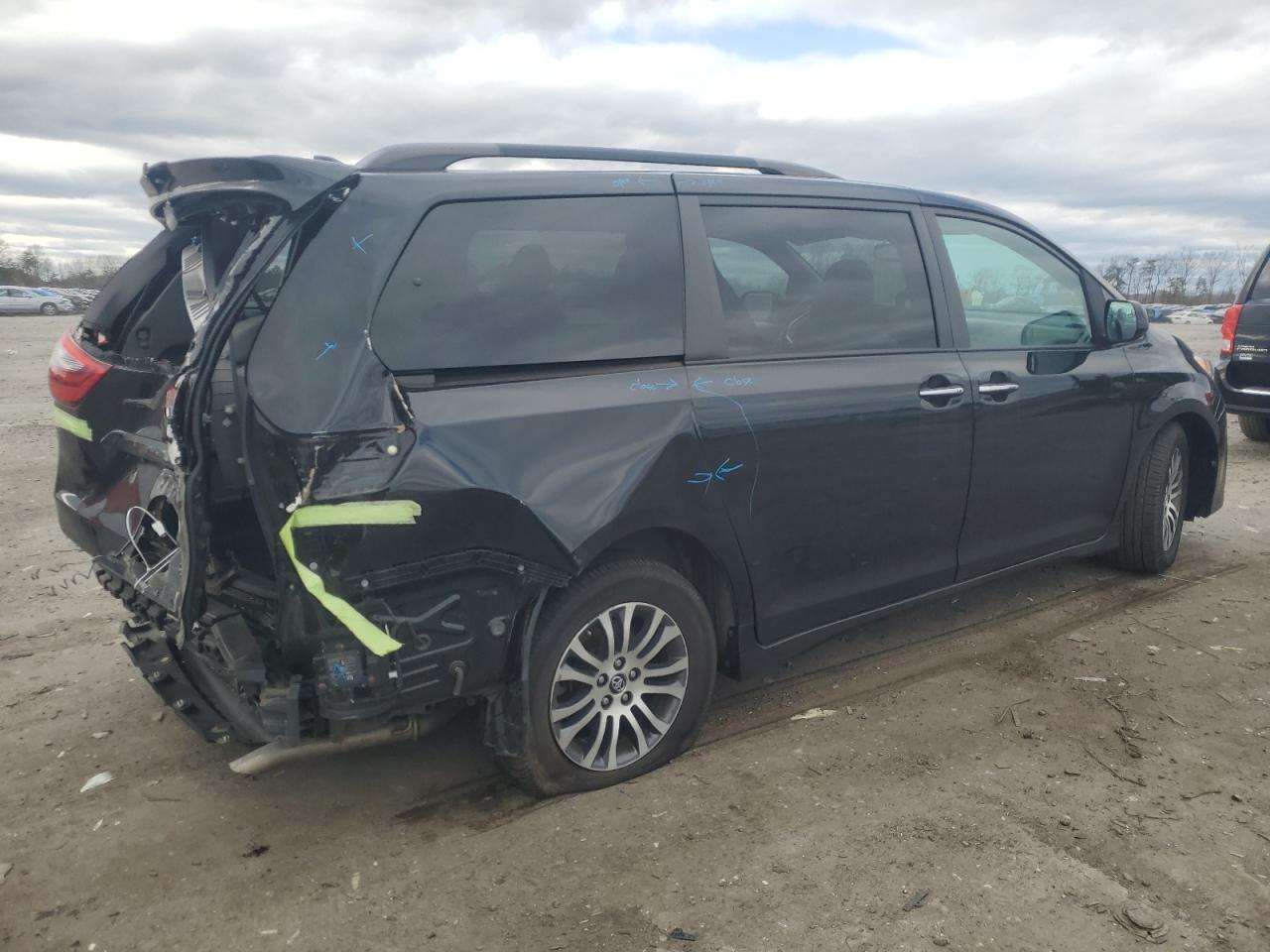 2020 Toyota Sienna - Image 3