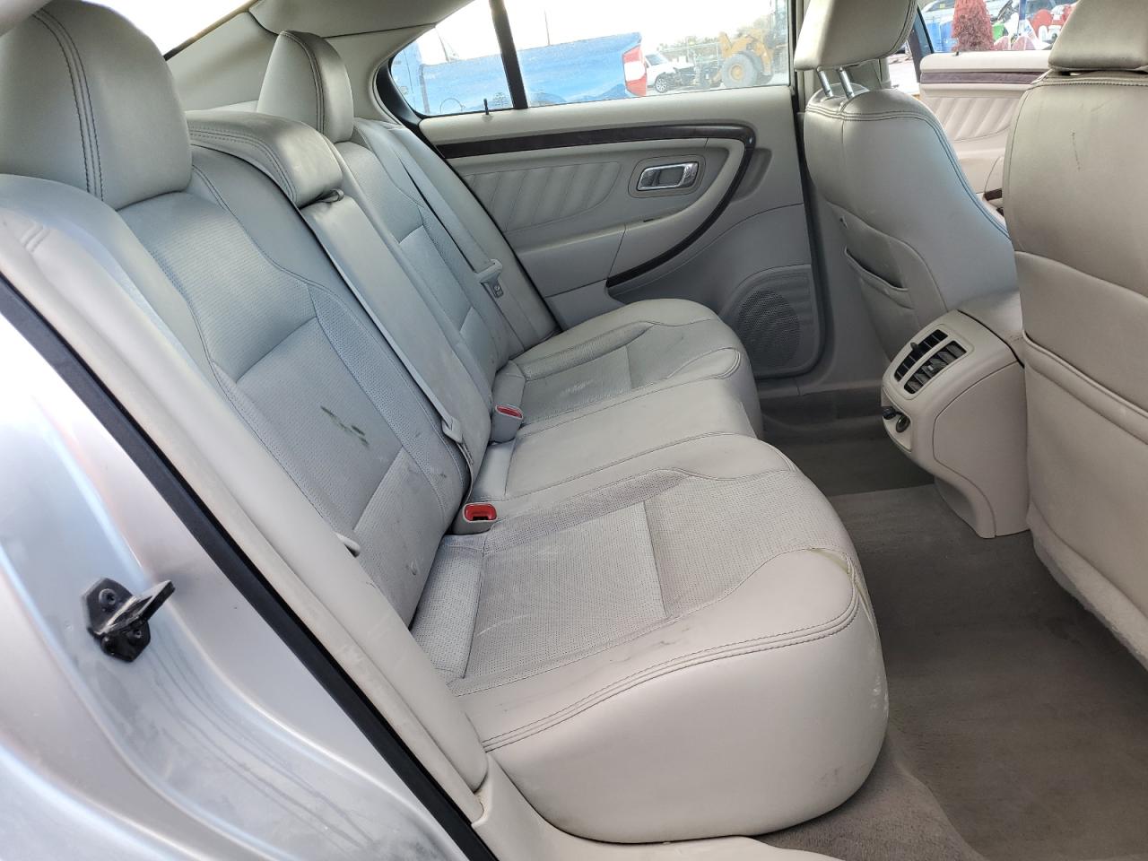 2011 Ford Taurus - Image 10