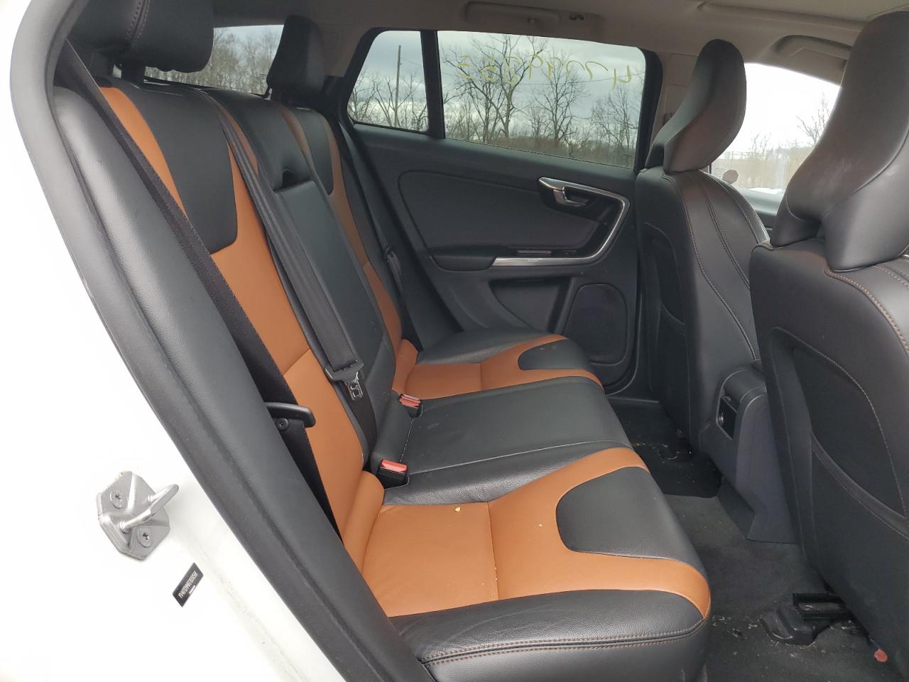2016 Volvo V60 - Image 11