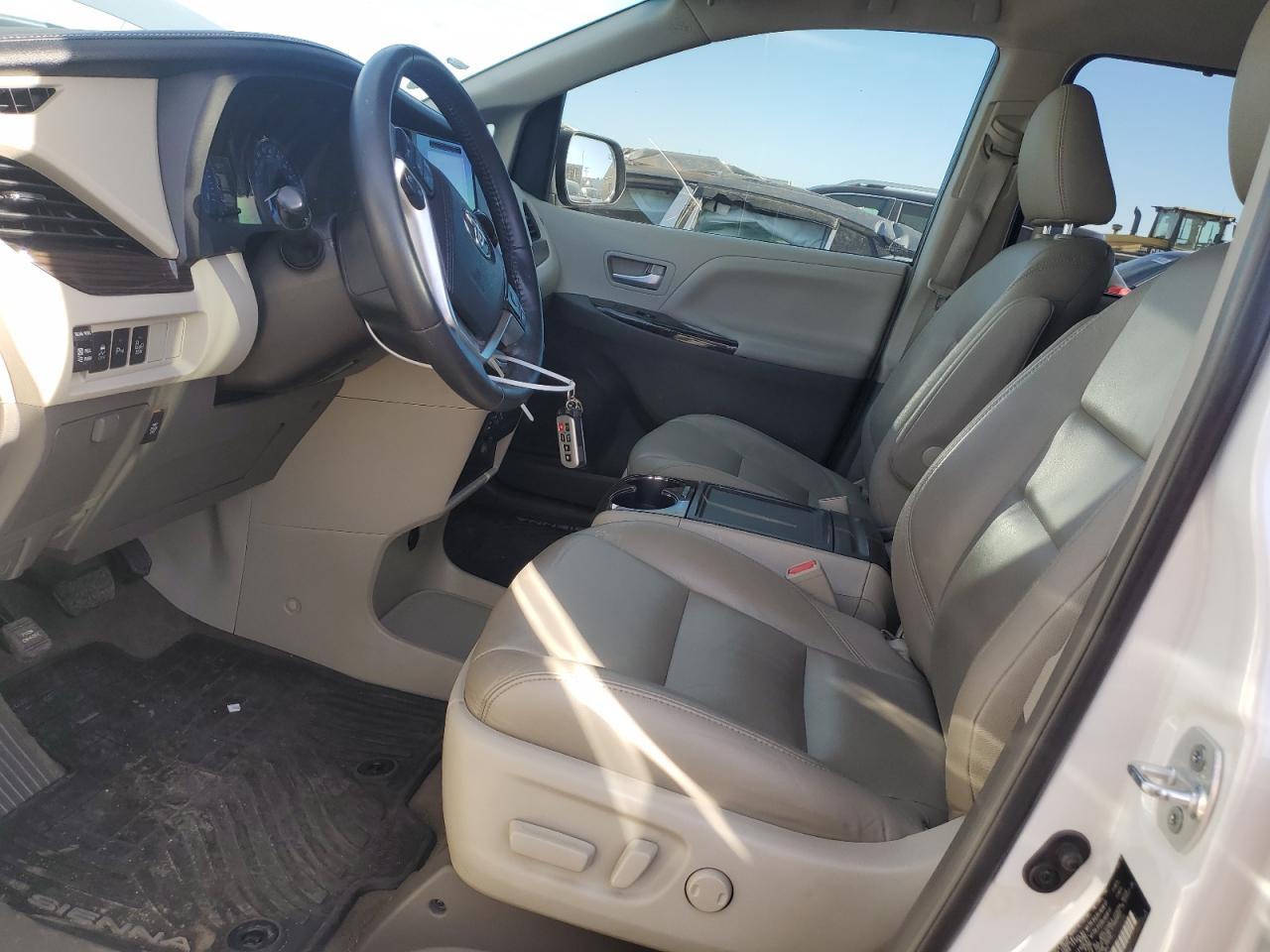 2016 Toyota Sienna - Image 7