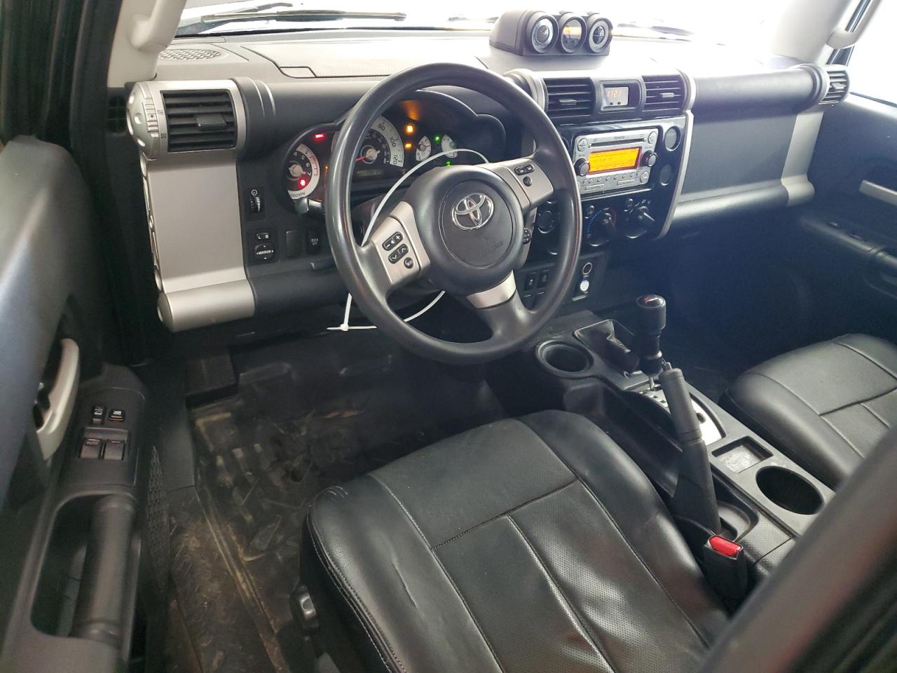 2011 Toyota FJ Cruiser - Image 8