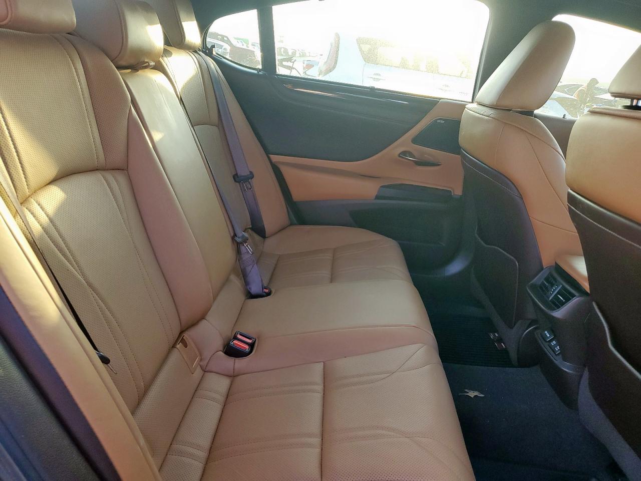 2019 Lexus ES - Image 10