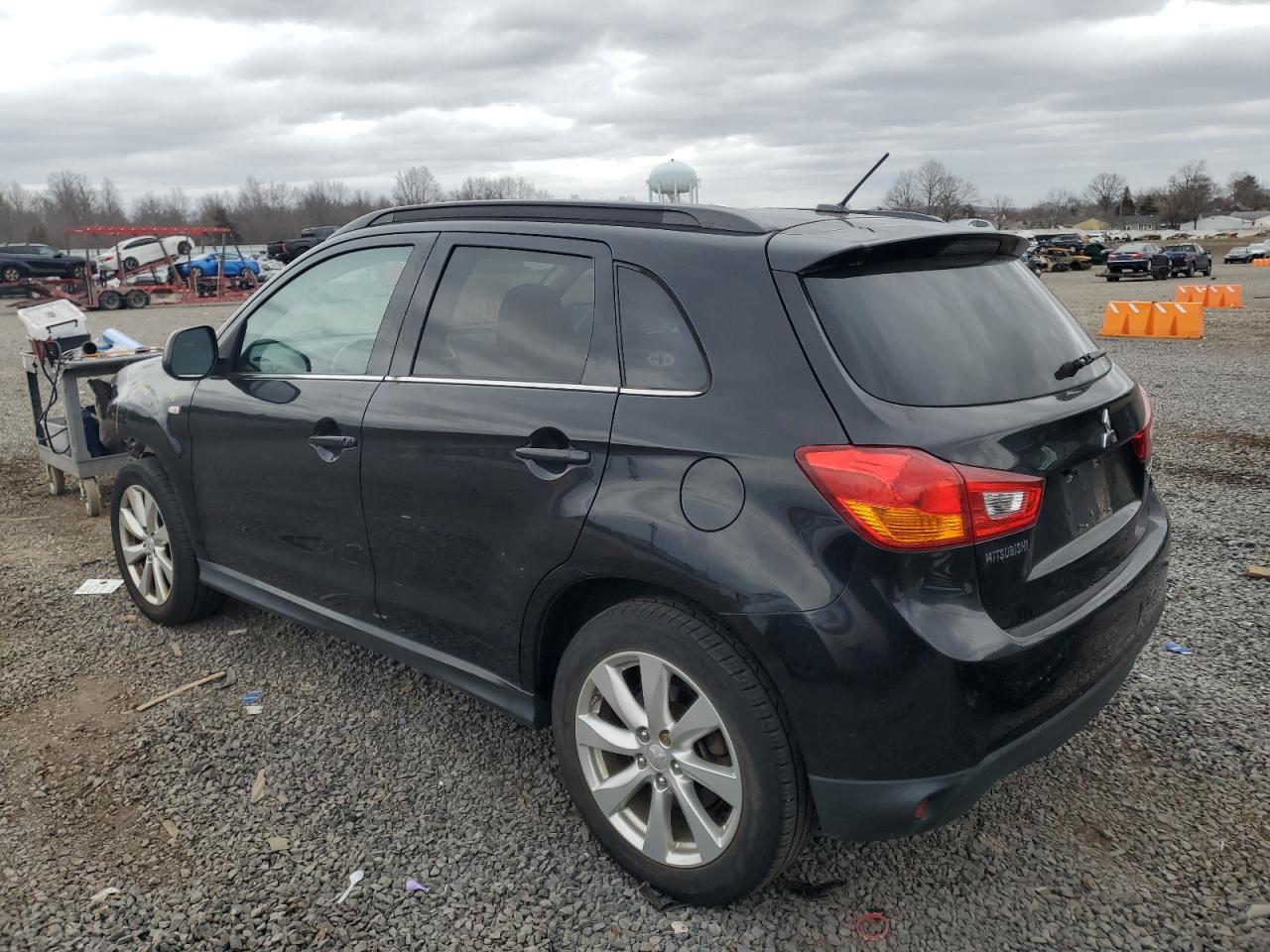 2015 Mitsubishi Outlander - Image 2