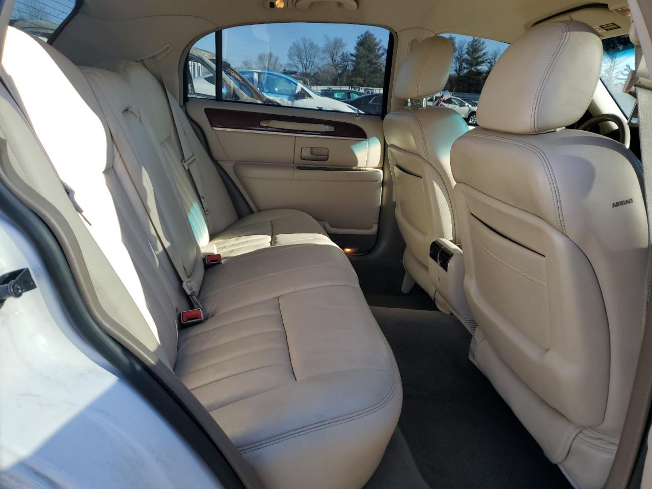 2003 Lincoln Town Car - Image 10