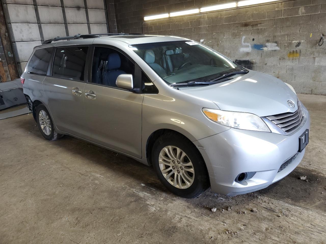 2015 Toyota Sienna - Image 4