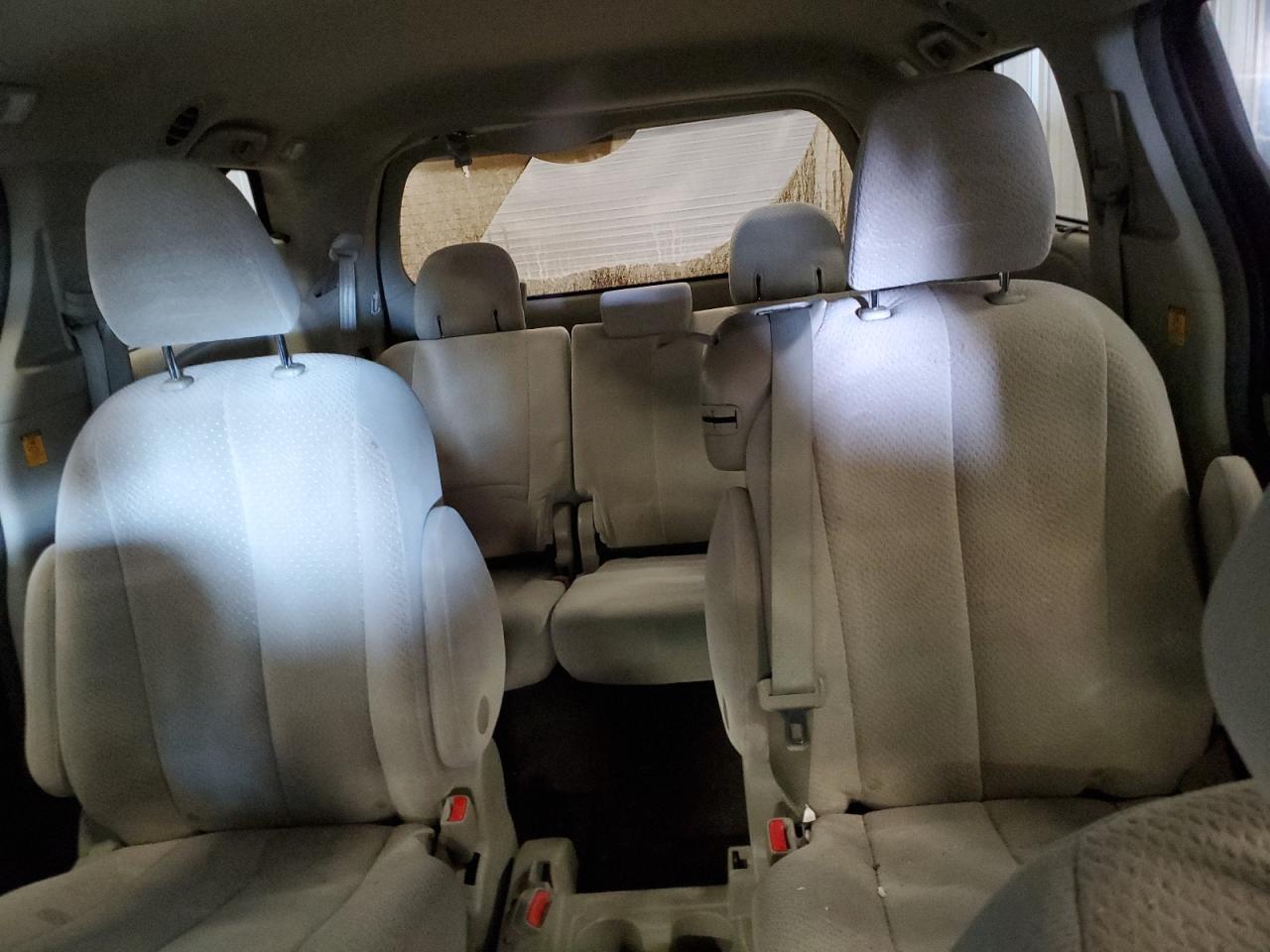 2012 Toyota Sienna - Image 10