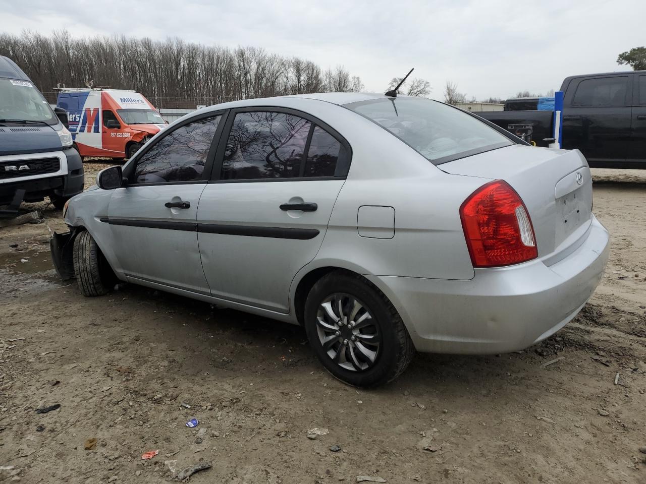 2011 Hyundai Accent - Image 2