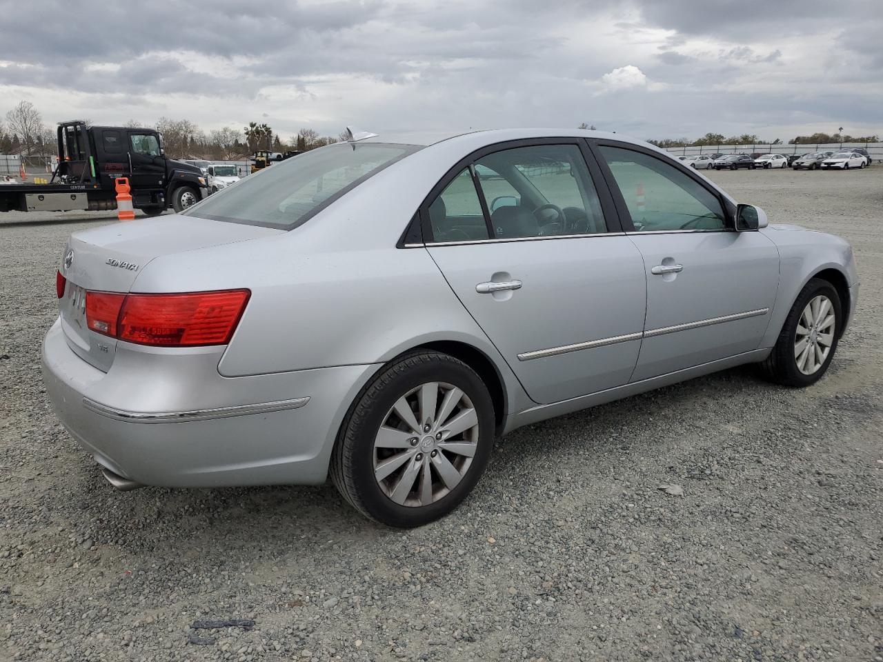 2010 Hyundai Sonata - Image 3