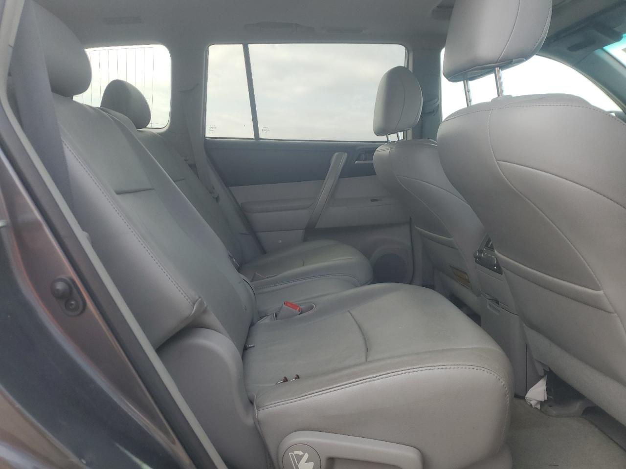2010 Toyota Highlander - Image 11
