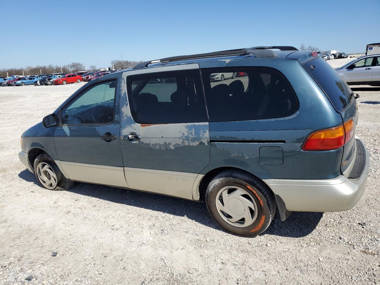 2000 Toyota Sienna - Image 2