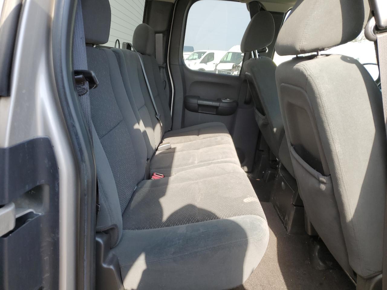 2008 Chevrolet Silverado - Image 11