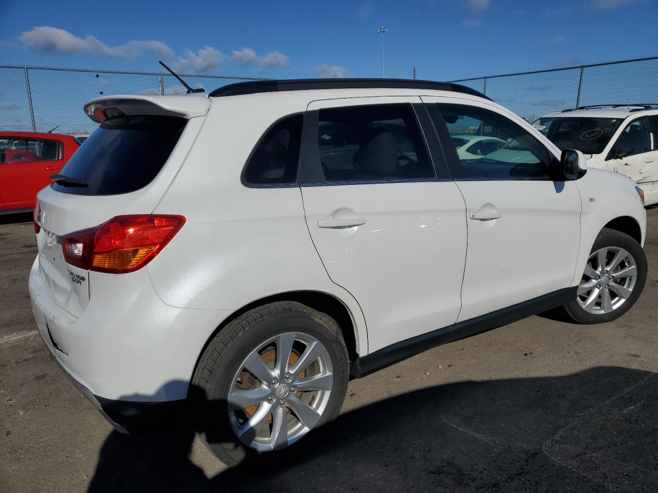 2015 Mitsubishi Outlander - Image 3