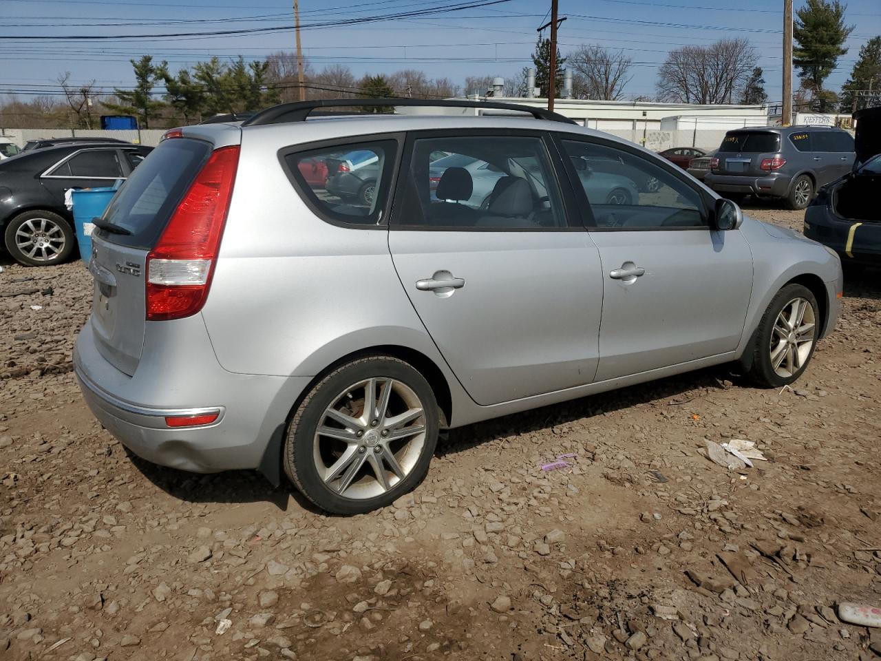 2010 Hyundai Elantra - Image 3