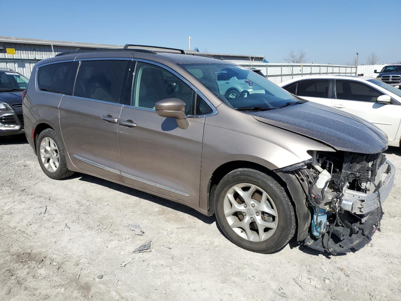 2017 Chrysler Pacifica - Image 4