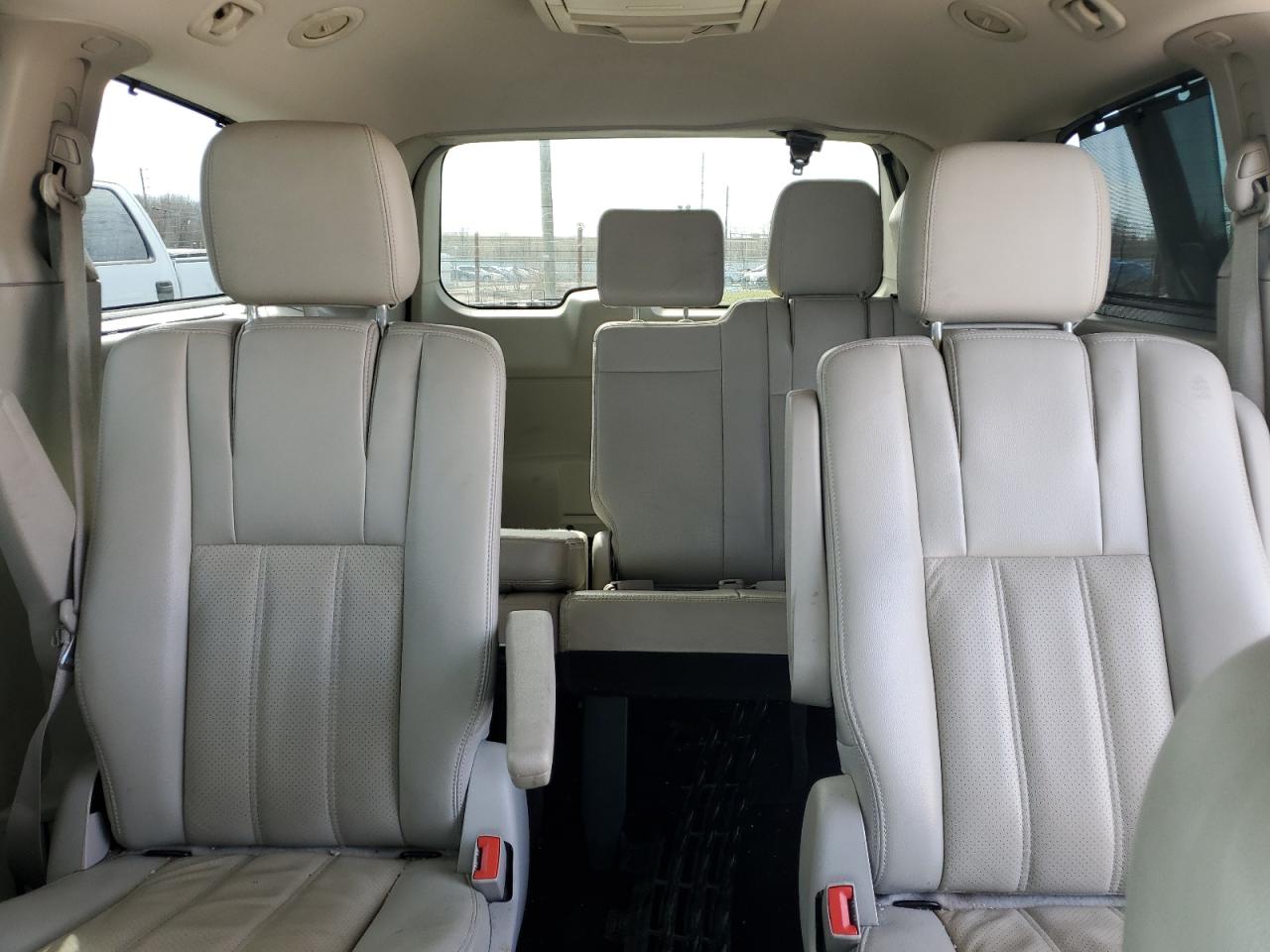 2012 Chrysler Town & Country - Image 10