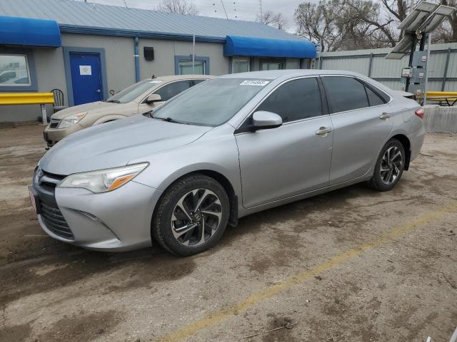 Sedans TOYOTA CAMRY 2015 Srebrny