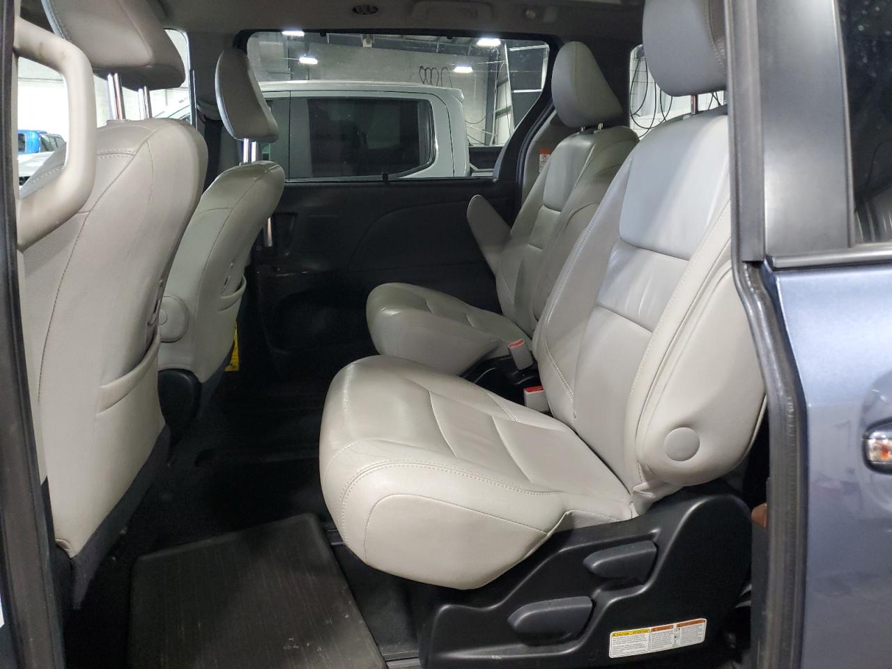 2015 Toyota Sienna - Image 11