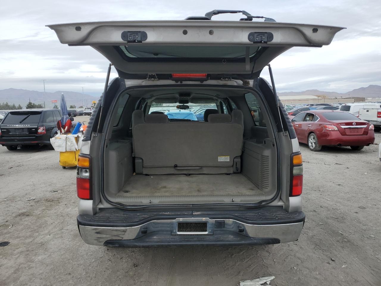 2005 Chevrolet Suburban - Image 6