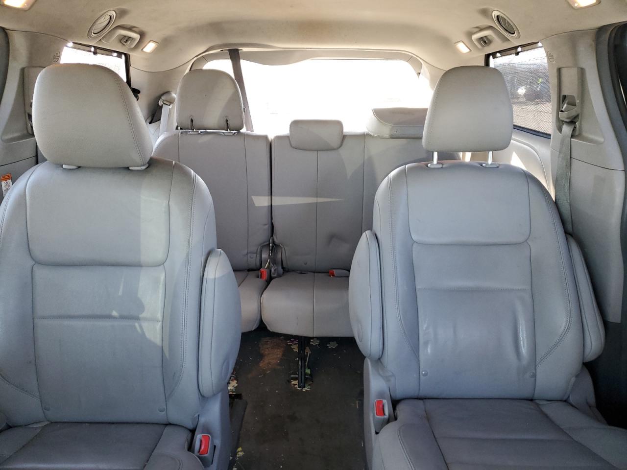 2017 Toyota Sienna - Image 10