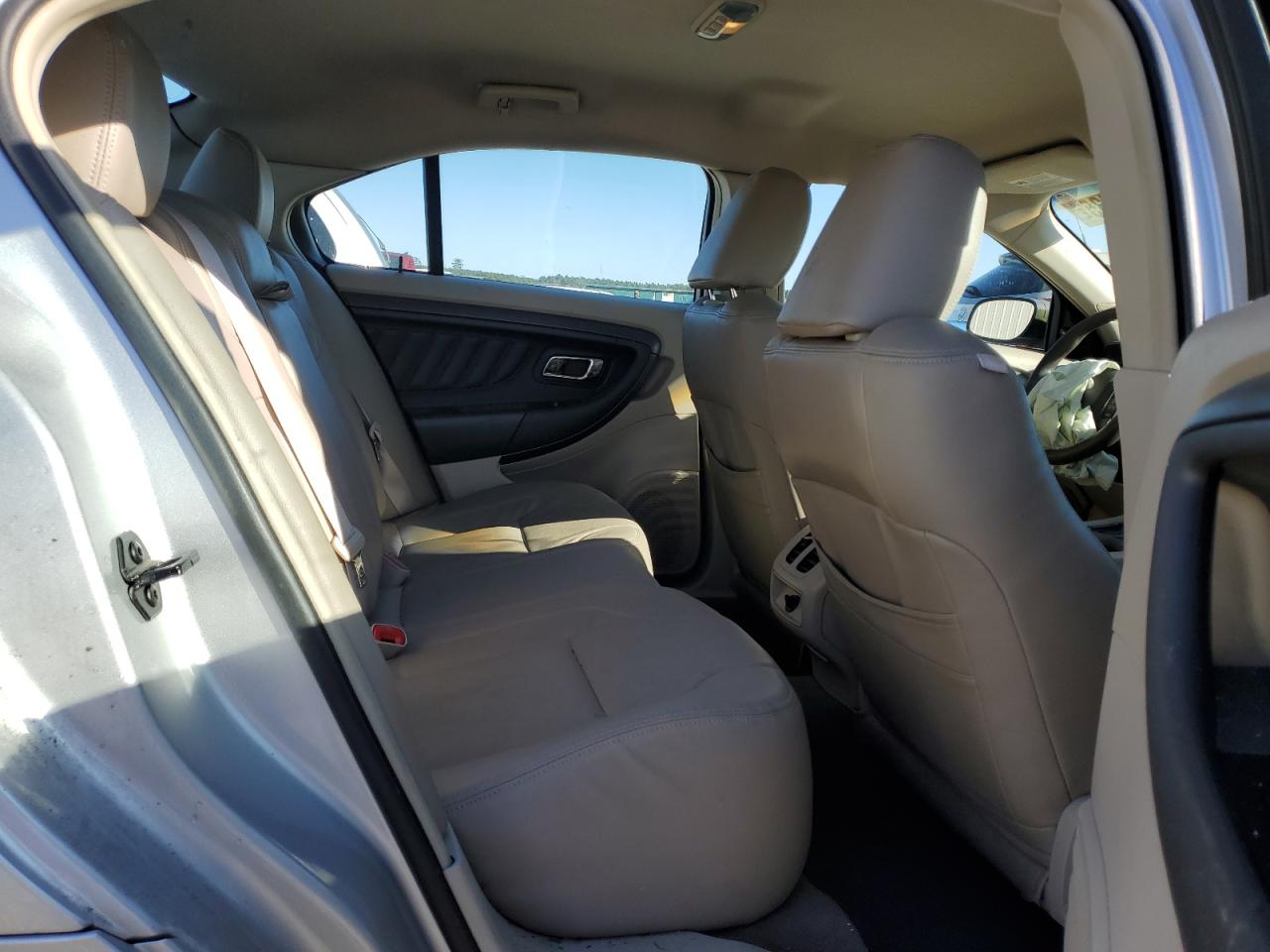 2010 Ford Taurus - Image 10