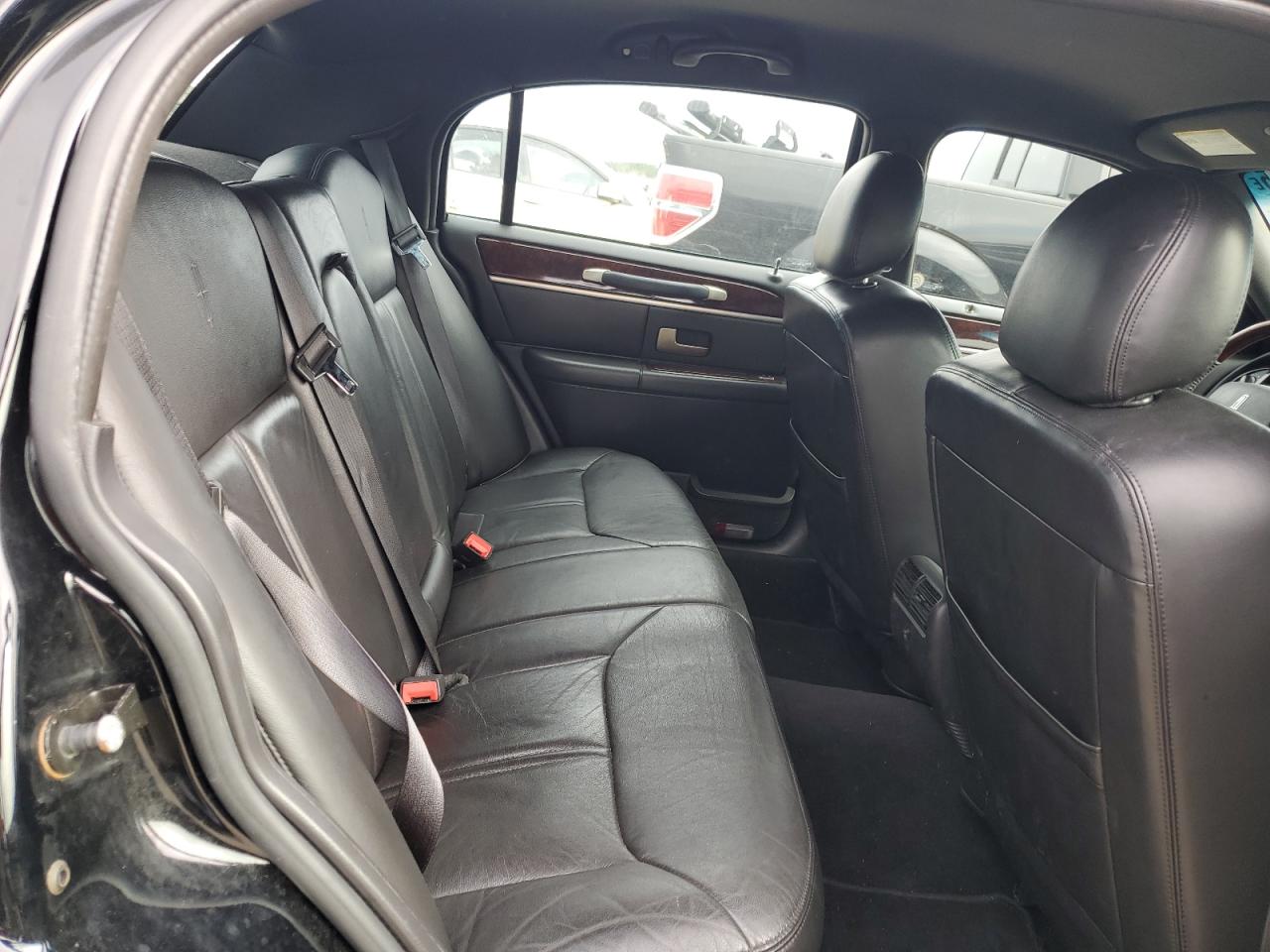 2008 Lincoln Town Car - Image 10