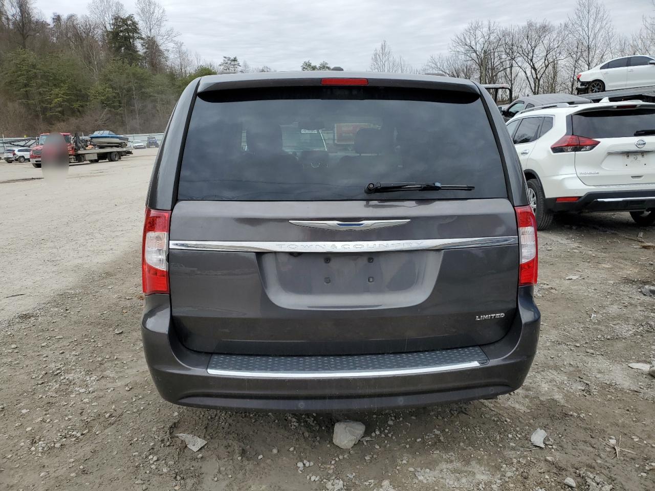 2016 Chrysler Town & Country - Image 6