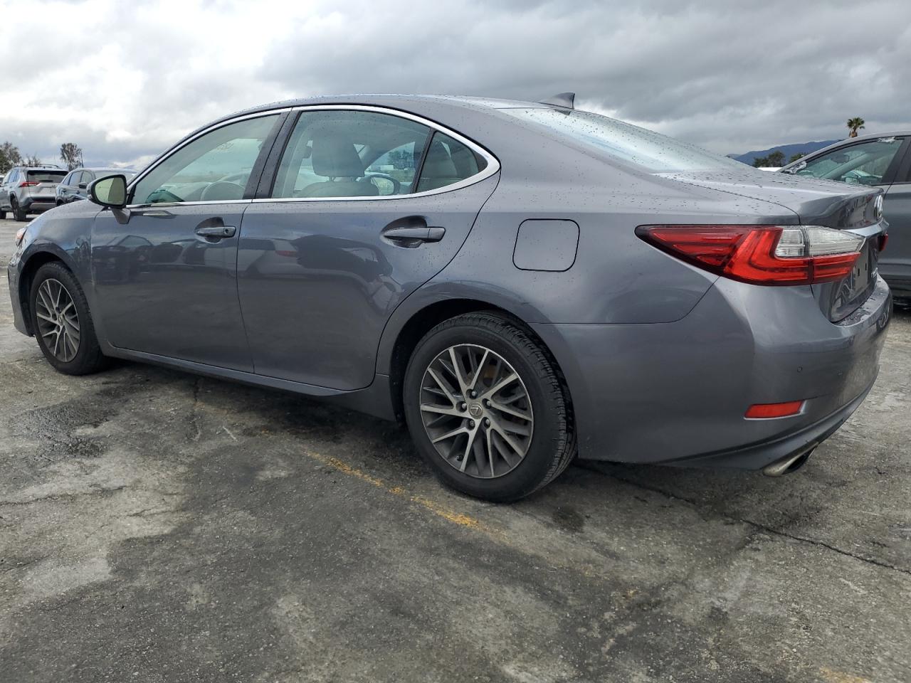 2017 Lexus ES - Image 2