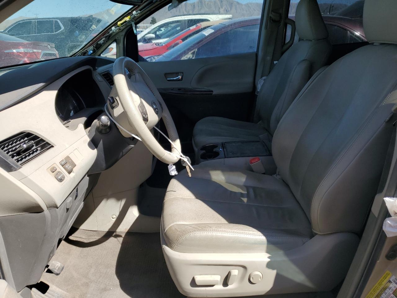 2012 Toyota Sienna - Image 7